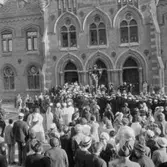 De nybakade rusar ut, 1966.