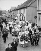 På väg mot Botan på gamla Skolgatan, 1957. 
Reprofotografi.