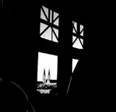 Skara. 
Kyrkan genom Centralföreningens fönster.