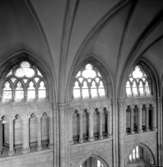 Skara. 
Domkyrkan, montering av kyrkfönster.
Linnarsson och Sigge Hassing 1966.