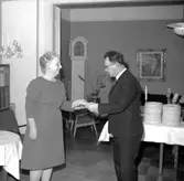 Skara. 
Odd Fellow 1969. 
Klubbordförande Erik Bengtsson och husmor Nanna Larsson.