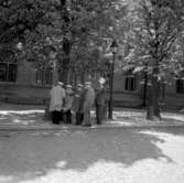 55-årsjubileum 8/6 1960.
Återseendets glädje utanför den gamla skolan.
I mitten Bertil Ekberg, Dagsnäs.