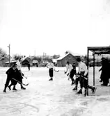 Skara. Bandy SI - Årnäs 16/1 1955 på Slakteriets parkeringsplats/ Gamla Filipsdalsgatan.