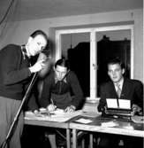 Skara. 
Bordtennis.
DM i Läroverkets gymnastiksal 27/3 1955. 
Fr.v. Speaker Lars Börje Johansson, Karl Karlsson, Gösta Johansson.