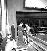 Skara. 
Boxning.
Adolf Hassel ger goda råd till Uno Ljungström. Foto 1950.
Mannen med mikrofon är Sigge Lundberg.