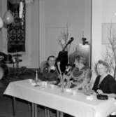 Bal i gymnastiksalen 10/4 1956. 
Rektor och lärare.