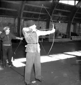 Skara. Bågskytte, uppvisning i SKLS Hallen 11/3 1951.