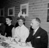 Luciafest 1956.
Till höger rektor Eric Nilsson (Skaras radioröst under många år).