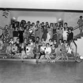 Utsparksfest 27/5 1964, avgångsklass, sittande i första radens mitt gymnastikdirektör Klara Lantz.
