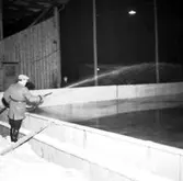 Skara. Hockeybanan på Skaravallen iordningställes 1955.