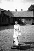 Skara. Aina och Claes Andersson på Qvänsels bakgård. Claes f. 19/8 1951.