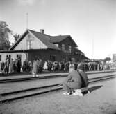 Besökare vid Axvallsutställningen i väntan på tåg hem. 1935 (?).