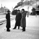 Tre skarabor i väntan på tåg, från vänster Åke Fahlström, Erik 
