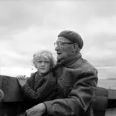 Brandchef Emil Johansson med sonson på Kållandsö, 1957.