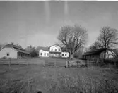 Skara. 
Götala egendom 1963. 
Flyglarna står nu vid Kråks herrgård i Stadsträdgården i Skara.