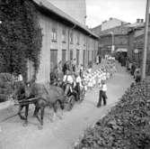 1945.
Kortegen på väg till Skaravallen.