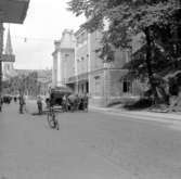 Skara. Järnvägsgatan. Gatuarbetare vid Stadshotellet 10/8 1964.