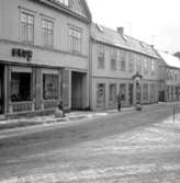 Skara. Marumsgatan, snöbollsrullning (1960?).