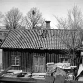 Skara. 
Skaraborgsgatan. 
Här bodde skomakare Persson och elektriker Sandels. 
Foto 1951 från Bryntessonska huset.