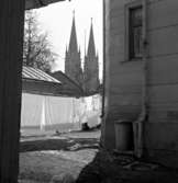 Skara. Smedjegatan, foto mot kyrkan 1955.