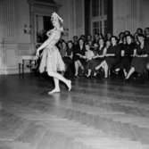Fru Campells dansskola, avslutning med uppvisning 1954.
Dansuppvisning.