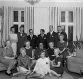 Skara. Smedmästare Erik Haglund med familj 1964.