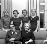 Skara. 
Smedmästare Erik Haglund med fyra döttrar 1964.