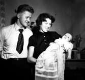 Skara. Familjen Birgit och Gösta Holmström, barndop 7/10 1957.