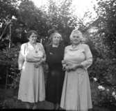 Skara, Torsgatan 6.
 Tre systrar på mammas 60-årsdag 1955.