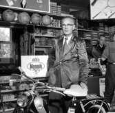 Företag och företagare. Cykel- och sporthandlare Eric Johansson, 1958.
