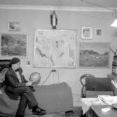 Skara. Frans Larsson i sitt hem i Bladska huset, bland böcker och konstverk 1958.