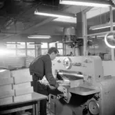 Västergötlands Tryckeri. 
Ingvar Wahss vid skärmaskin, 8/11 1960.