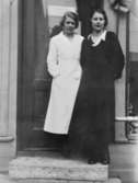 Nya Konditoriet. 
Två servitriser: från vänster Karin Storm, Anna Bolinder, 1935.
Reprofotografi.