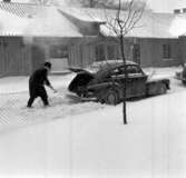 Pastor Nils Stenermark skottar fram sin PV på Qvänsels bakgård, vintern 1950.