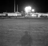 Skara. SKLS, nattbild (1966?).

SKLS= Skaraborgs läns Slaktdjursförsäljnings Förening.

Samma motiv som: A165001:6045.