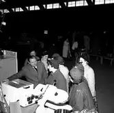 Skara. SKLS, föreningsdag 6/10 1952. Demonstration av köksutrustning.

SKLS= Skaraborgs läns Slaktdjursförsäljnings Förening.