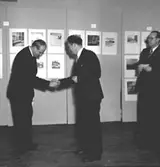 Skara. Skara fotoklubb möte hos Jarls konditori (1950?), Håkan Jarl prisbelönas av Bertil Bruce.