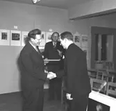 Skara. Skara fotoklubb möte hos Jarls konditori (1950?), prisutdelning.