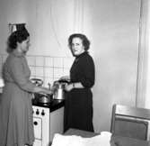 Skara. 
Skara fotoklubb möte hos Jarls konditori (1950?), prisutdelning.

Kvinnan i svart: Ingrid Sanfridsson, som arbetade i pappershandel på Tvärgatan.