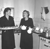 Skara. 
Skara fotoklubb möte hos Jarls konditori (1950?), prisutdelning.
Fru Bryntesson och Berta Jarl.