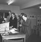 Skara. 
Skara fotoklubb möte hos Jarls konditori (1950?), prisutdelning.