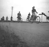 Skara. 
Skara fotoklubbs första utflykt till Lasse Dahlbergs torp vid Drottningkullen, tidigt 1940-tal.