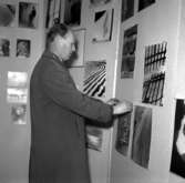Skara fotoklubbs jubileums-utställning i f. d. Josef Johanssons bilförsäljnings lokaler 4-11 november 1959. 15-års jubileum.

Holter Wilsson, kamrer på Skaraborgsbanken.