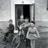 Barn på Sven Hofsgatan i början av 1950-talet.
Fr.v: Lars Carlsson, Anita Mårtensson, Sture och Kerstin Johansson.