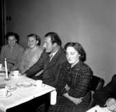 Skara köpmannaförenings ungdomsavdelnings Luciafest 1950.

Nr 2 bakifrån: Vera Hofling
Nr 3 bakifrån: Arne Karlsson