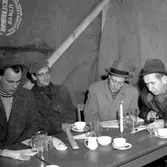 Skara. 
Lions Club, grillfest, (Höst-blot) 1958.
Bl.a. Ivar Dyrendahl.

Lions Clubs International, internationell organisation med ändamål att idka välgörenhet och bidra till ökad förståelse mellan jordens folk. Lions grundades 1917 i Chicago och kom 1948 till Sverige och därmed till Europa. Organisationen omfattar 40Â 600 klubbar i 177 länder med 1,4 miljoner medlemmar (1993).
http://www.ne.se/jsp/search/article.jsp?i_art_id=242696