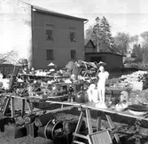 Skara. Lions club, loppmarknad på Lindmarks bakgård 10/5 1958.