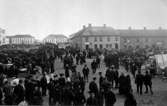 Lidköping, marknad på Stora Torget. 
Repro ur Skara museums samlingar.

Orginalet är taget 1905 av Werner Lindhe, Lidköping.