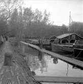 Hjo, 1959.
I bakgrunden skymtar hamn-magasinet, där är numera restaurang (Hamnkrogen) och presentaffärer.