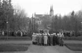 Skara Manskör.
Mycket folk har samlats för att höra manskören, Valborgsmässoafton, 1949.